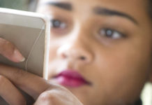 1 de cada 3 adolescentes argentinos tendrán miopía en 2020 por el mal uso del celular.