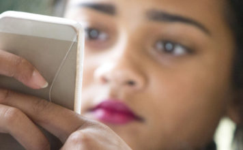 1 de cada 3 adolescentes argentinos tendrán miopía en 2020 por el mal uso del celular.