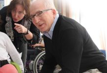 Un argentino creó una silla de ruedas para niños de países subdesarrollados que es un éxito mundial.