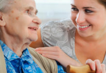 Cuidador de personas mayores es la ocupación que más crece en Brasil en la última década.