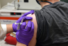 EEUU aprobó que la vacuna de la compañía Moderna contra el coronavirus pase a la segunda fase de prueba