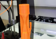 Coronavirus: dos emprendedores argentinos fabrican con impresoras 3D un insumo fundamental para respiradores y mascarillas para médicos