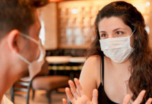 Cinco claves para hablar con amigos y familiares que tienen dudas y todavía no se vacunaron contra el coronavirus