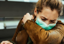 Estornudos: un nuevo síntoma de la variante Ómicron