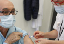 Recibir una vacuna contra la gripe reduciria el riesgo de ser hospitalizado por COVID-19 hasta en un 60%, según un estudio