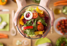 Piden que los restoranes incorporen la «porción bariátrica» de la mitad de un plato