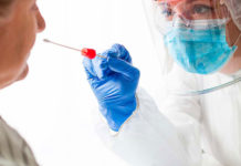 Pruebas para covid: qué explica que haya tantos resultados negativos entre infectados